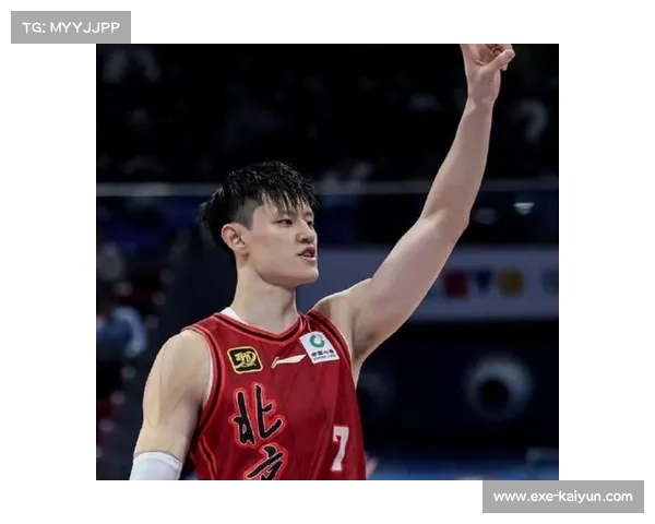 曾凡博热身表现亮眼 连续精准助攻篮网队友展现潜力